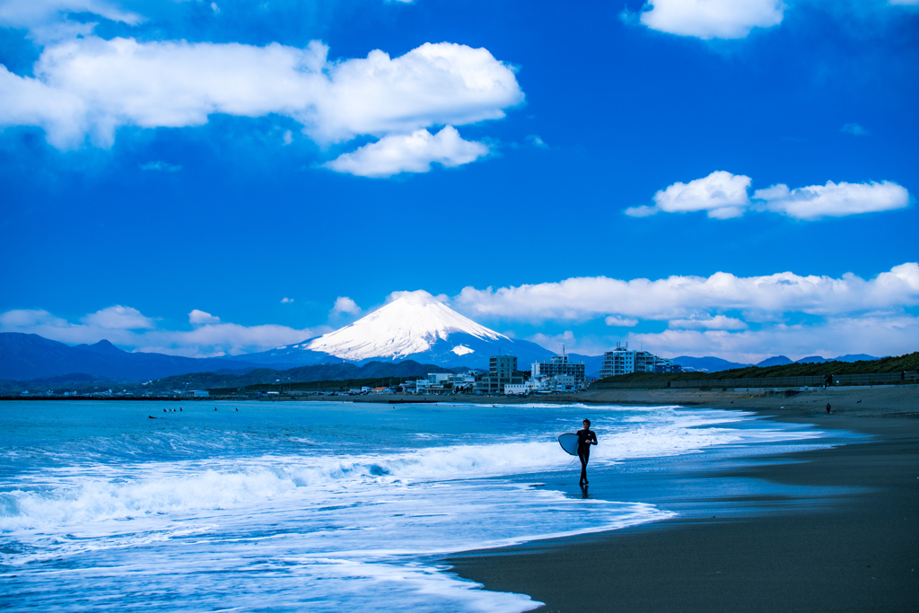 白い雲　白い富士　白い波