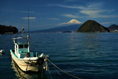漁船と富士