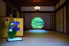 六月の丸窓