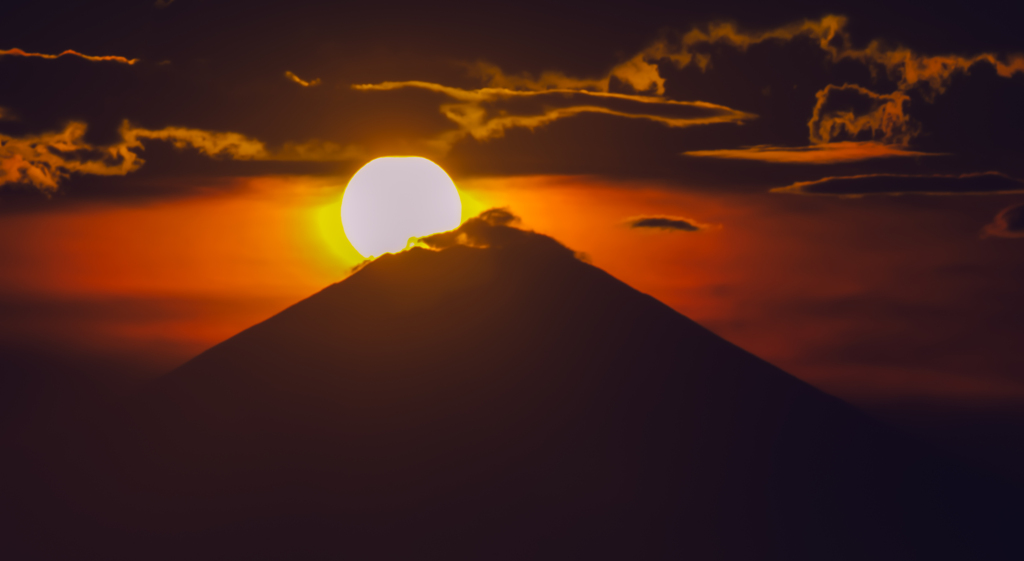 輝く