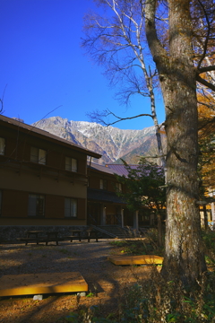 宿舎越しの穂高岳