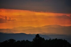 遥かなる山並みの夕景