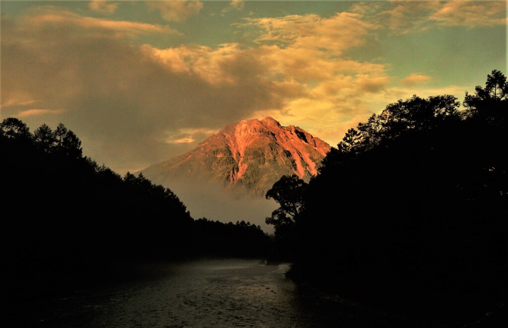 朝焼けの詩　 焼岳　2019.9