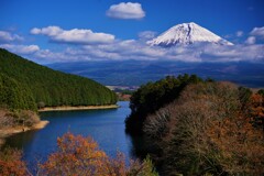 ポッカリ雲に富士