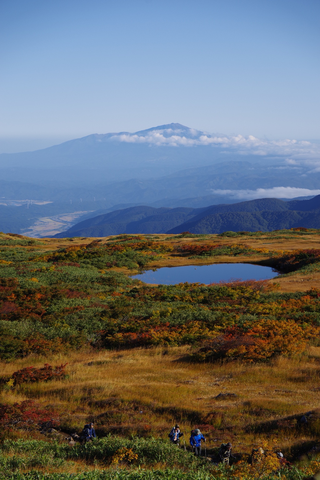 池塘と鳥海山