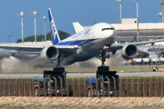 ダンプカーに乗ったB777