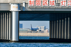 D滑走路の橋桁の下で