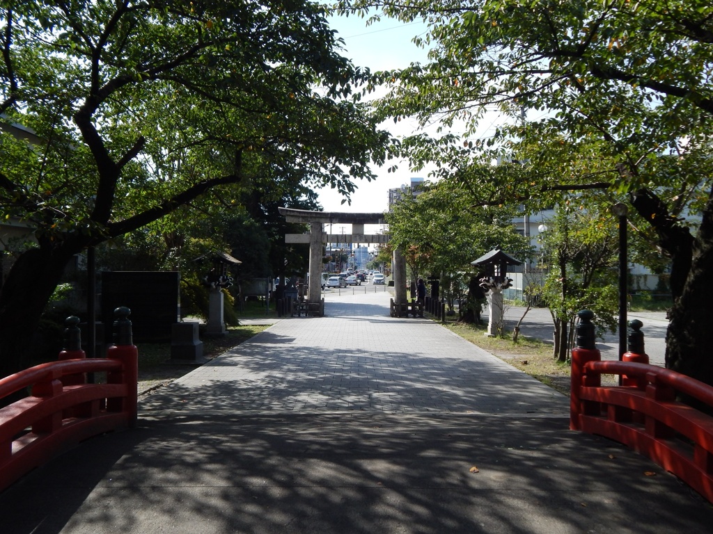 鳥居と赤い橋