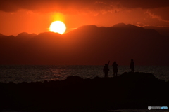 夕日を眺める人