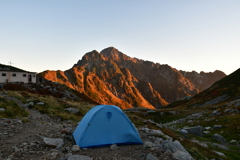 朝焼けの劔岳とマイテント