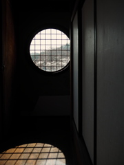 丸い窓のある廊下