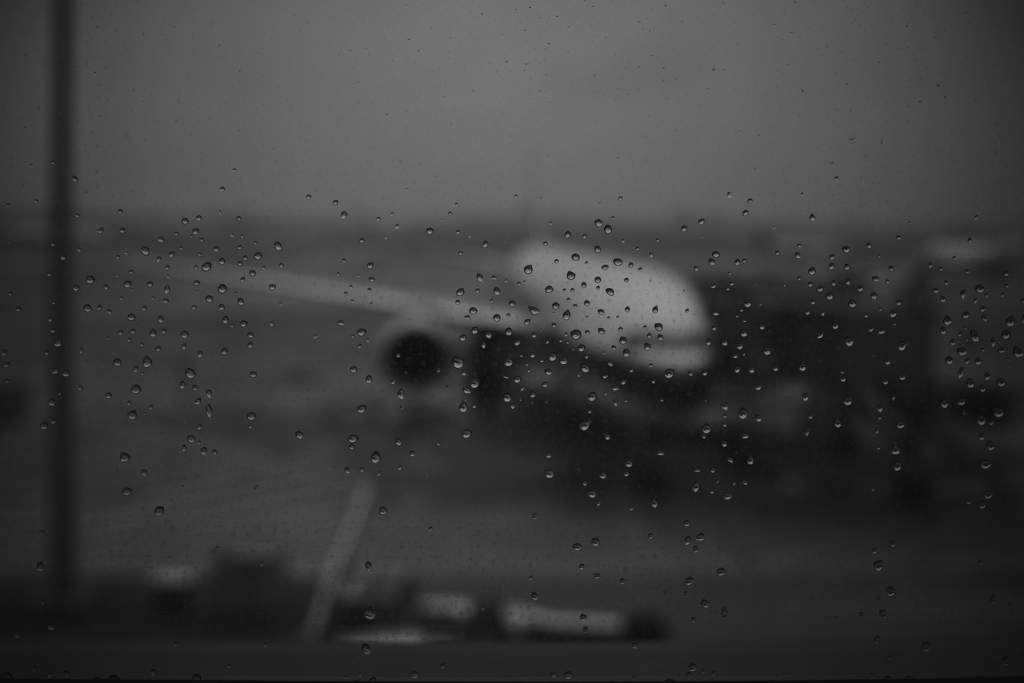 雨の飛行場