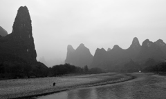小さきを悟る～桂林、漓江の河辺にて～