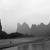 小さきを悟る～桂林、漓江の河辺にて～
