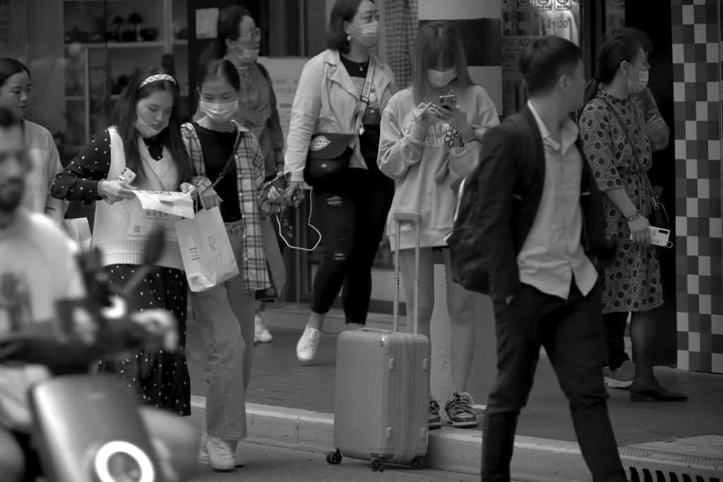 人波の中で じっと動かず 流されず 自分の居場所を探す