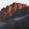朝焼けの岩櫃山
