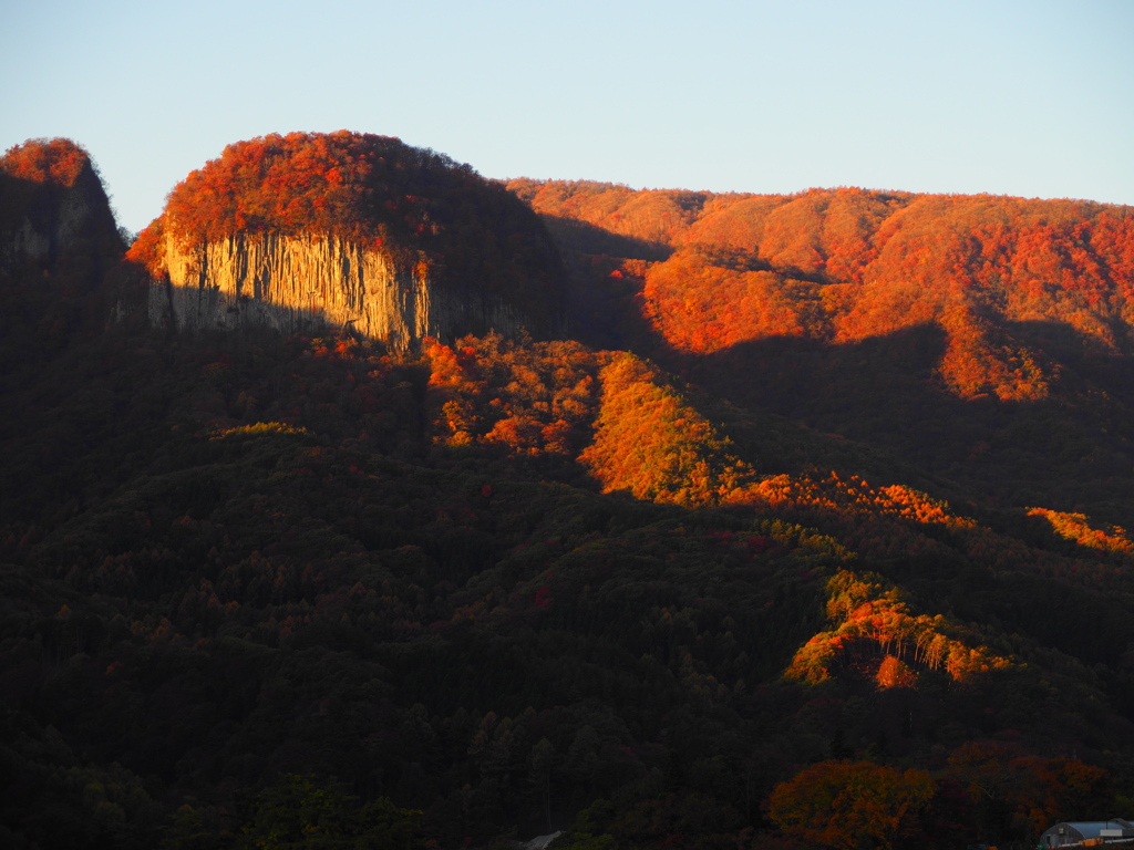 朝陽に染まる丸岩