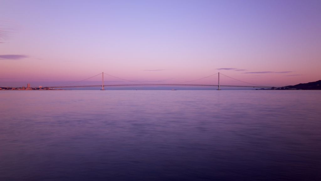 明石海峡の長閑な夕刻～明石海峡大橋2022