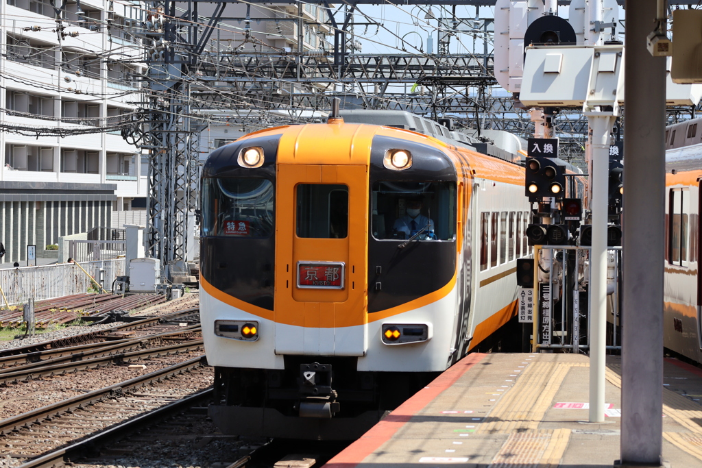 入線するビスタカー京都行