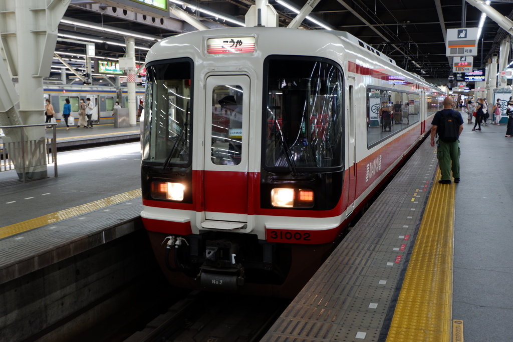 停車中の南海31000系