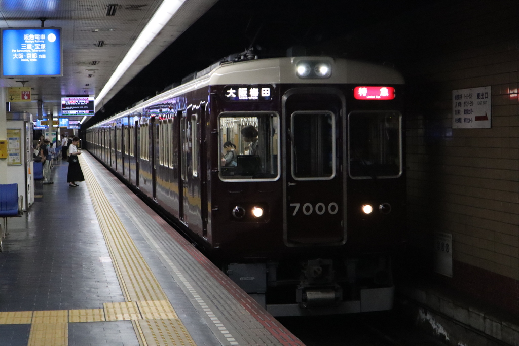 入線する阪急電車