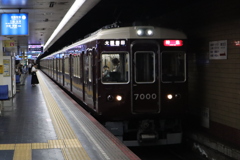 入線する阪急電車