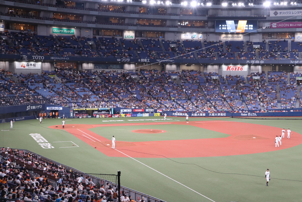 一塁席側から撮影した京セラドーム大阪。