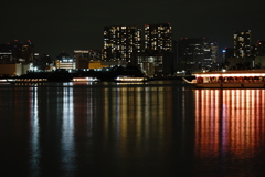 東京湾と屋形舟
