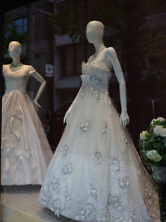 無機質な花嫁衣裳
