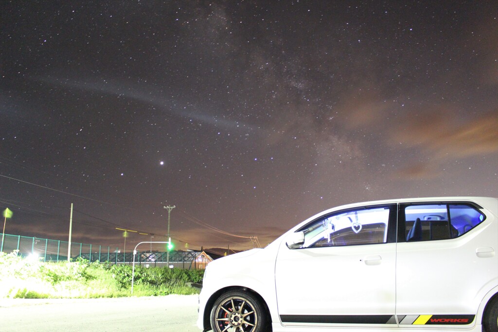 天の川と車