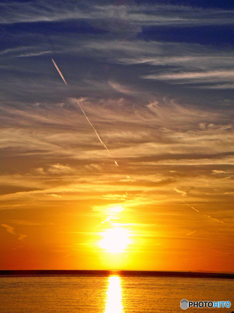 飛行機雲　　夕暮れに