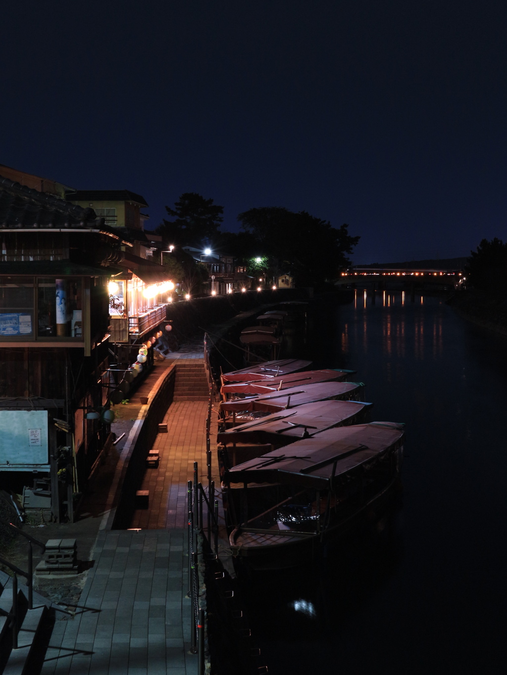 夜の宇治川と屋形船