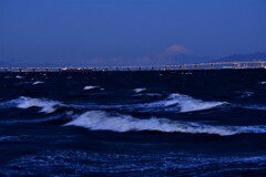 夜明け前富士とアクアライン