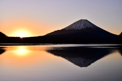精進湖の日の出