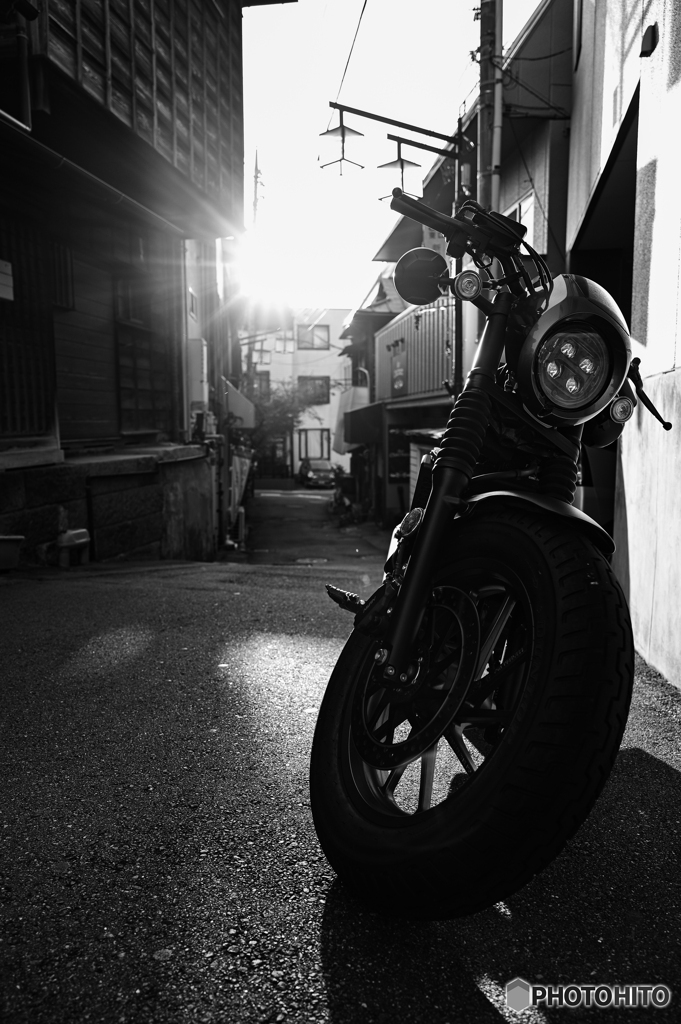 路地に佇む鉄馬