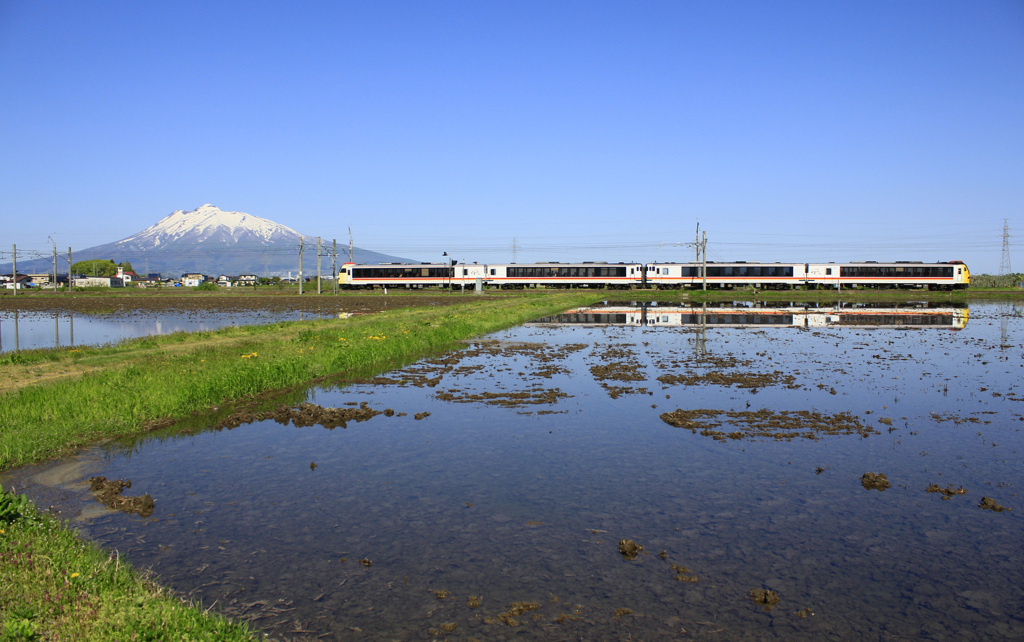 岩木山とリゾートしらかみ