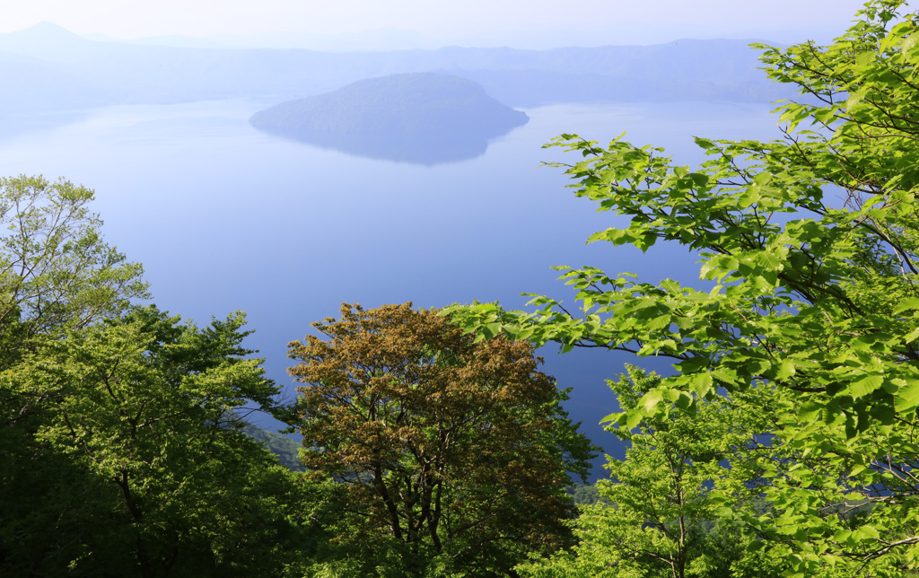 新緑の十和田湖