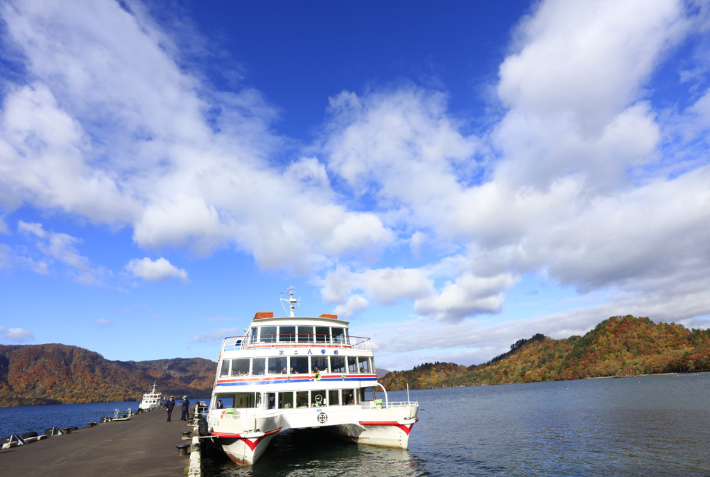 十和田湖と遊覧船
