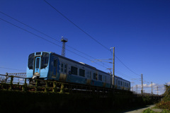 青い森鉄道703系と青空