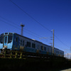 青い森鉄道703系と青空