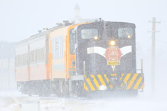 吹雪の中のストーブ列車