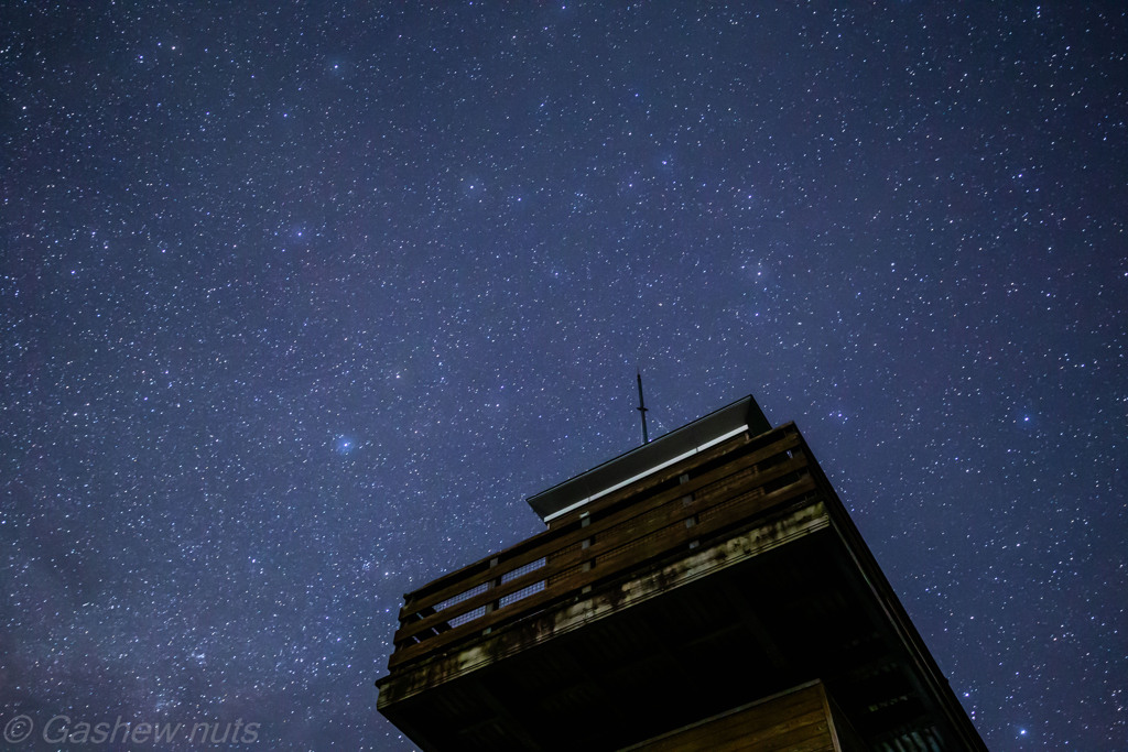 展望台を見上げると満天の星