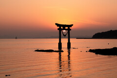 鳥居の中に沈む夕陽