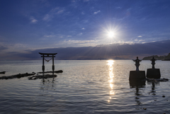 西の太陽と海の鳥居