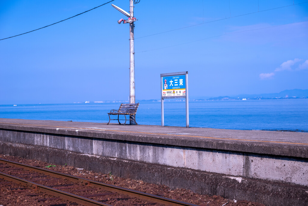 海を見下ろす駅