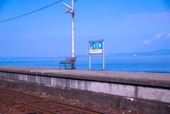 海を見下ろす駅