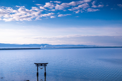 海の鳥居と海と空
