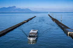 堤防に帰還する海苔漁船