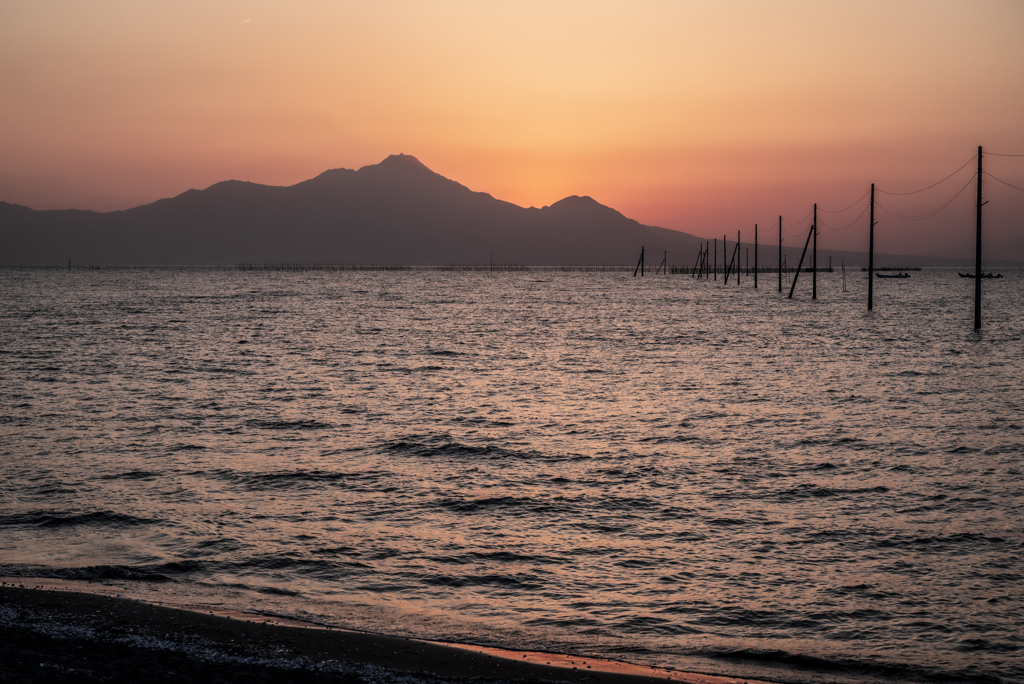 夕闇せまる海