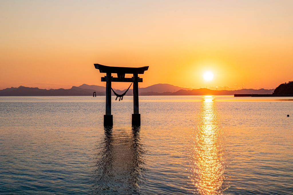 不知火海の夕日と海の鳥居
